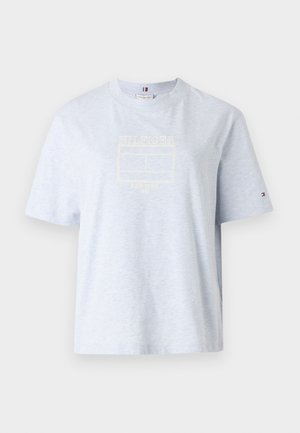 Lichtblauwe katoenen t-shirt met korte mouwen, voorzien van een wit geborduurd logo en jaartal. Ontspannen pasvorm, ronde uitsnijding.