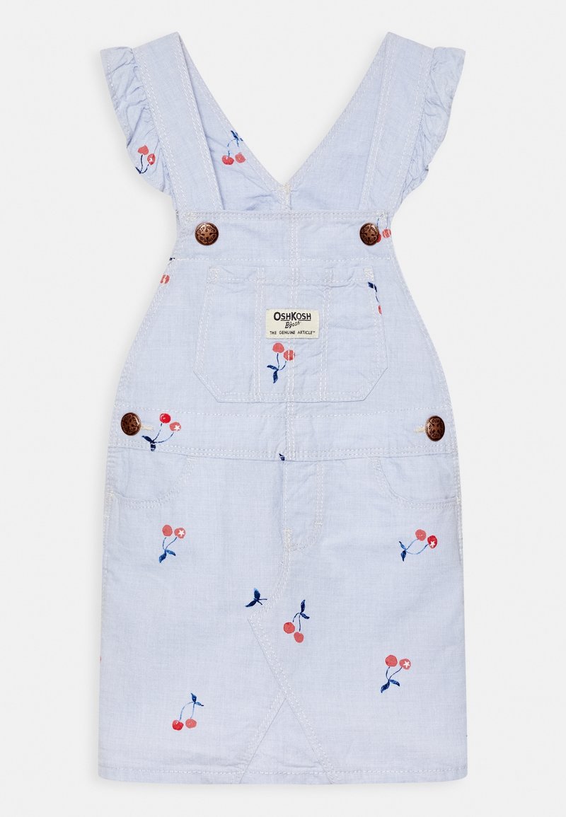 Robe bleu clair pour tout-petit avec imprimés de cerises, bretelles volantées, poche avant et boutons marron sur les bretelles et les côtés.