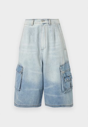 Short cargo en denim bleu clair avec plusieurs poches à rabat et fermetures par boutons, taille haute et coupe jambes larges.