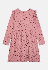 Abito rosa con maniche lunghe, motivi a cuore in rosso e rosso scuro, dettagli arricciati sulle spalle, gonna arricciata, tessuto morbido e testurizzato.