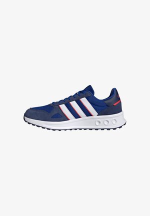 Sneaker blu navy con strisce bianche, dettagli rossi, tomaia in mesh e suede, suola bianca con fori d'aria circolari e suola esterna nera strutturata.