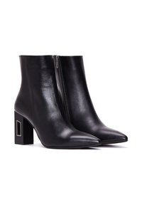 Czarne skórzane botki za kostkę z szpiczastym noskiem i wysokim, blokowym obcasem. Posiadają zamek błyskawiczny z boku oraz geometryczny akcent na obcasie.