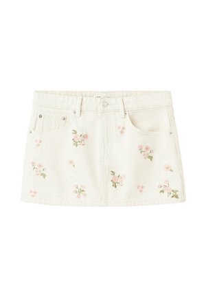 Witte denim mini-rok met voorzakken, riemlussen en verspreide lichtroze bloemenborduursel.