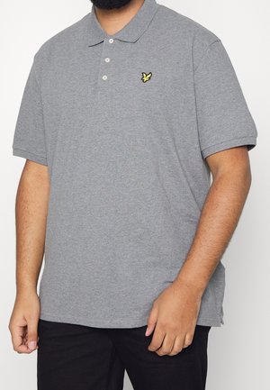 Grå polo lavet af bomuldsblanding med et gult broderet logo på venstre bryst, treknapslukning og korte ærmer.