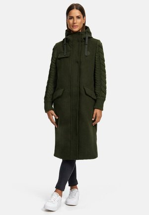 Manteau long vert avec des manches en tricot texturé, poches avant et capuche. Présente des accessoires en métal noir et une fermeture à boutons. Idéal pour le temps frais.