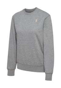 Szara bluza z okrągłym dekoltem, długimi rękawami, prążkowanymi mankietami i dolnym wykończeniem oraz małym białym logo z podwójnym szewronem na górnej lewej części klatki piersiowej.