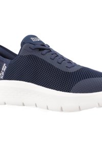 Marinblå mesh-sneakers med snörning, vit dämpad sula och texturerade detaljer. Lätt design som är lämplig för avslappnad användning.