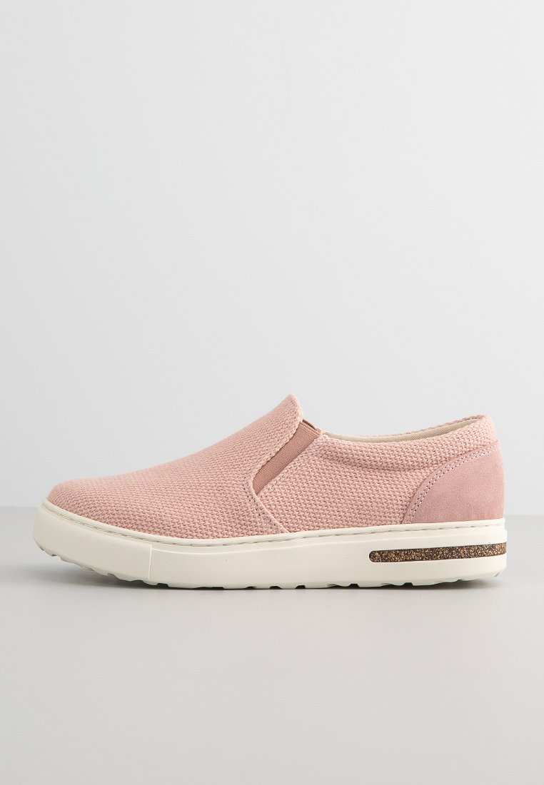 Helle rosa Slipper aus strukturiertem Stoff mit Wildlederakzenten. Weiße Sohle mit einem subtilen Glitzereffekt an der Seite. Rund zulaufende Zehenform.