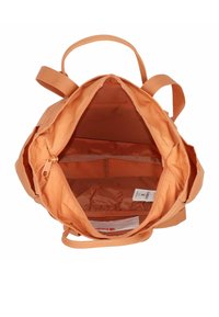 Oranje stoffen rugzak met dubbele draaghandvatten en een ritssluiting bovenaan. Binnenin heeft het een groot hoofdcompartiment en een ritssluitingzak.