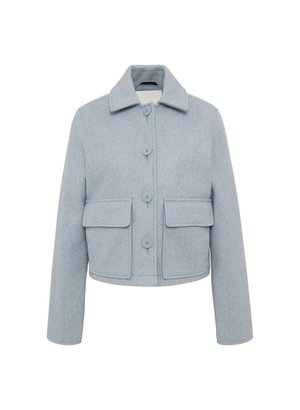 Hele sinine lühike villane jakk, millel on terav krae, viis nööpi ja kaks esikotti. Sile tekstuur ja kohandatud lõige.