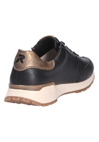 Zwarte leren sneaker met een metallic bronzen hielaccent, een gestructureerd vetersluiting ontwerp en een gevoerde rubberen zool voor grip.