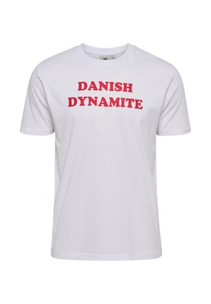 Witte T-shirt met korte mouwen en ronde hals, met in het midden op de borst de gedurfde rode tekst "DANISH DYNAMITE".
