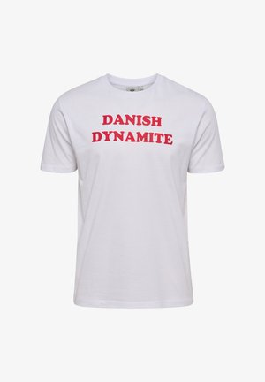 Weißes T-Shirt mit kurzer Ärmel und rundem Ausschnitt, auf der Brust zentriert mit fettem roten Text "DANISH DYNAMITE".