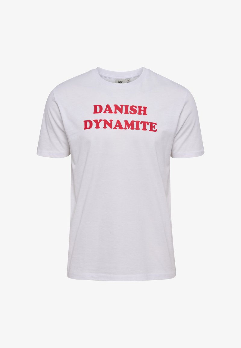 Weißes T-Shirt mit kurzer Ärmel und rundem Ausschnitt, auf der Brust zentriert mit fettem roten Text "DANISH DYNAMITE".