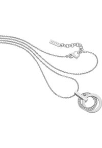 Sølvhalskæde med flere kædetråde. Har runde vedhæng, hvoraf det ene har en glat overflade, mens det andet er prydet med små ædelsten.