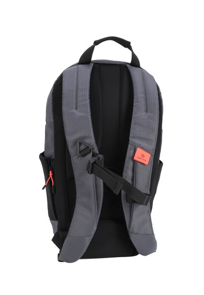 Sac à dos gris avec un motif hexagonal, bretelles réglables doubles, dos en maille noire, tirette de fermeture éclair orange et un patch logo rouge sur le devant.
