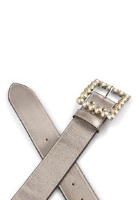 Cinturón metálico plata con textura de cuero suave, que presenta una hebilla rectangular adornada con gemas transparentes dispuestas en un borde.