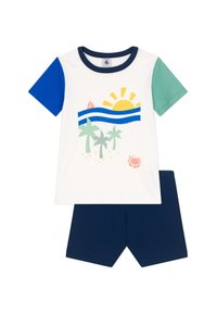 Weißes Baumwoll-T-Shirt mit kurzen Ärmeln und blauen sowie grünen Ärmeln, verziert mit Grafiken von Sonne, Wellen, Palmen und einem Krebs. Kombiniert mit navyblauen Shorts.