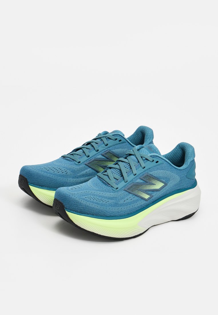 Par de zapatillas deportivas azules para correr con mediasuelas verde claro y suelas negras, con parte superior de malla y diseño con cordones.