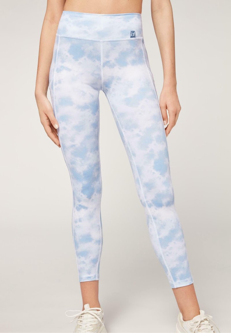 Ljusblåa leggings med ett molnmönster, hög midja och slät textur. Har kontrasterande sömmar och en liten logotypetikett framtill.