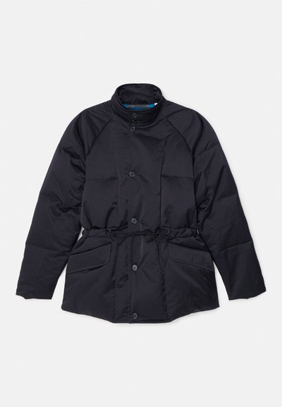 Veste en duvet noire avec un col haut, boutons-pression, taille ajustable avec un cordon, et deux grandes poches avant. Texture lisse, matériau léger.