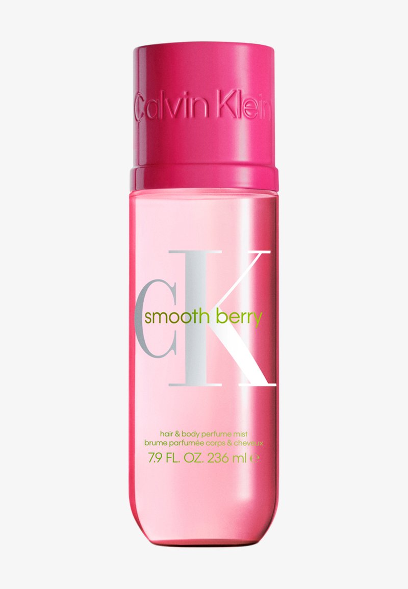 Flacon cylindrique rose Calvin Klein de parfum pour cheveux et corps à la baie douce, 7,9 fl oz (236 ml) avec un bouchon arrondi et un logo argenté.