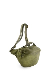 Olijfgroene leren tas met een afgeronde vorm, verstelbare schouderband, voorvak en bovenhandvat. Gladde textuur met subtiele variaties op het oppervlak.
