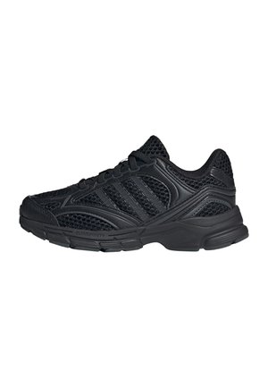 Basket de sport noire avec empiècements en mesh et synthétiques, fermeture à lacets, semelle rembourrée et logo à trois bandes Adidas sur les côtés.