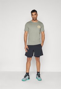 Nike Performance TEE GYM KIT SUMMIT - Printtipaita - dark stucco
