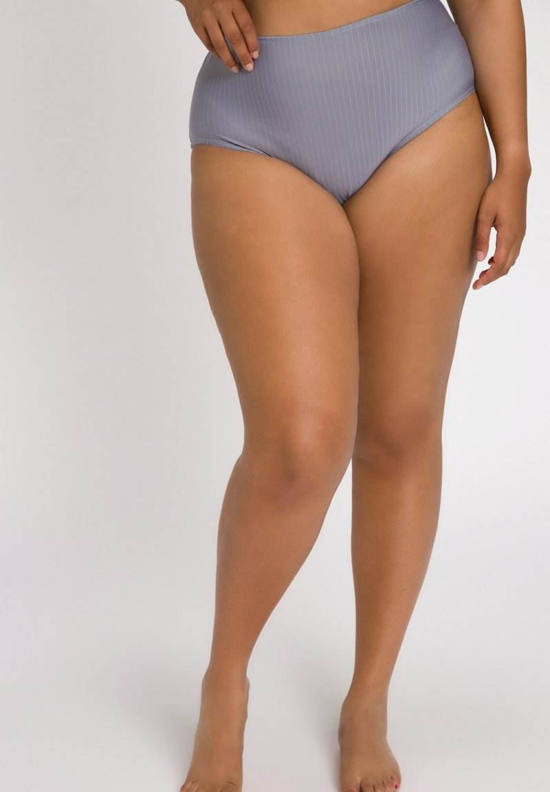 Bas de maillot de bain taille haute en gris clair avec une texture côtelée verticale, doté d'une finition lisse et d'une taille élastique pour plus de confort.