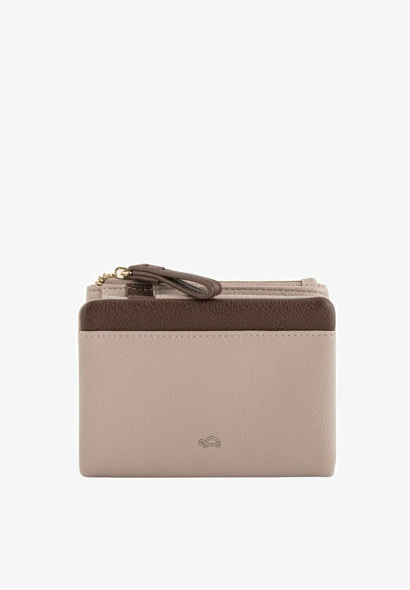 Beżowy i brązowy skórzany portfel, prostokątny kształt, teksturowana powierzchnia, z zamknięciem na zamek błyskawiczny i małym logo akcentującym na froncie.