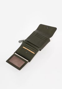 Portafoglio in pelle verde con più scomparti per carte, una tasca trasparente per l'ID e chiusura con zip. Esterno texturizzato con fodera interna liscia.