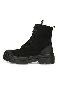 Botines de ante negro con cordones en la parte delantera, punta redonda y suela de goma texturizada. Cuenta con un tirador en la parte trasera para facilitar su uso.