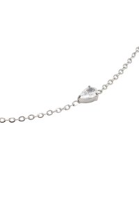 Srebrny naszyjnik łańcuszkowy z zawieszką w kształcie gruszki z przezroczystym kamieniem szlachetnym, z małymi ogniwami i polerowanym wykończeniem.