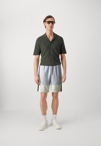 Lacoste ELEVATED COLORBLOCK  - Teplákové kalhoty - phoenix blue/navy blue/flour
