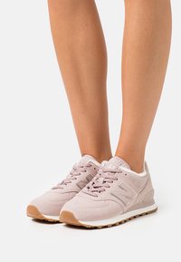 New Balance Tenisky - nude
