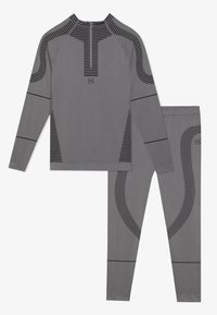 Pier One Sport THERMAL SEAMLESS SPORTS SET - TOP & LEGGINGS - Long sleeved top - dark grey