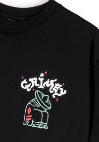 Camiseta de algodón negra con un gráfico colorido de un cubo de basura y la palabra "GRIMEY" en texto blanco estilizado con estrellas de acento.