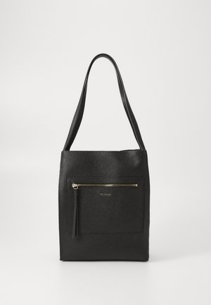 Fekete bőr bevásárlótáska strukturált felülettel, elülső cipzáras zsebbel és logóval ellátva. Állítható, lapos pántok a kényelmes hordozáshoz.