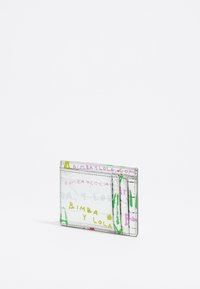 Porte-carte en PVC transparent avec un design graphique multicolore comportant du texte et des formes, 3 emplacements pour cartes et une finition lisse et transparente.