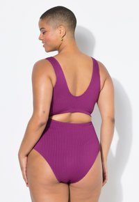 Bikinov�ý set s vysokým pasem a vroubkovaným vzorem v purpurové barvě, s hlubokým výstřihem na zádech a výřezem. Obsahuje silné ramínka a strukturovanou tkaninu.