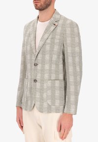 Blazer grigio chiaro a fantasia realizzato in tessuto testurizzato, con chiusura a due bottoni, revers a notchet e due tasche frontali.