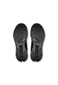 Chaussures de sport noires avec des semelles en caoutchouc texturé. Les caractéristiques notables comprennent des motifs de semelle en forme de flèche et un petit accent bleu près du talon.