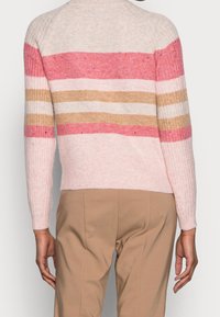 Crème pullover trui met horizontale strepen in roze, goud en lichtroze. Ribbeltextuur op de mouwen en de zoom. Voorzien van een ronde halslijn.