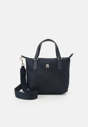 Marineblaue Nylon-Handtasche mit doppelten oberen Griffen und einem abnehmbaren Schulterriemen. Mit goldfarbigem Logo und Reißverschlussverschluss. Glatte Oberfläche, rechteckige Form.