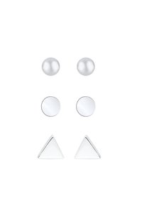 Quatre paires de boucles d'oreilles : deux boules métalliques argentées rondes, deux cercles argentés plats et deux triangles argentés avec des surfaces polies.
