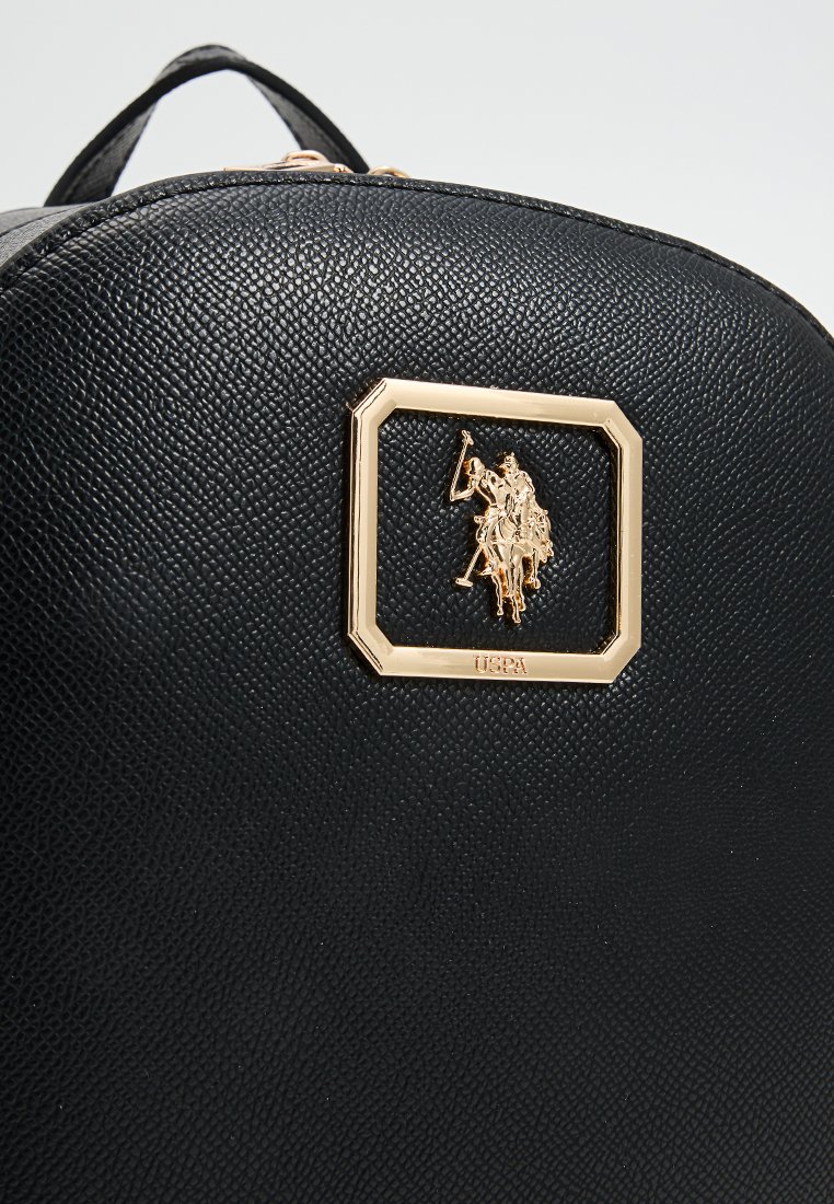 Zaino nero con texture caratterizzato da un prominente logo rettangolare dorato con un design di cavallo e cavaliere montato.