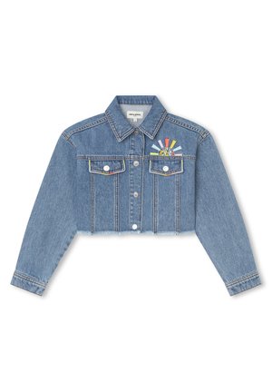 Kort denimjack in lichtblauw. Bevat twee borstzakken en een kleurrijke "Relax" borduursel met zonnestraalontwerp. Afgeknipte zoomdetail.