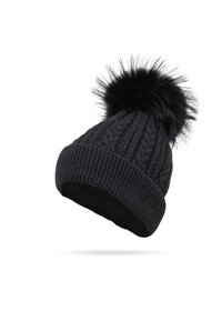 Beanie nera lavorata a maglia con un design a coste e un grande pompon in finta pelliccia nera sulla sommità. Il materiale sembra spesso e caldo.