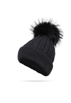 Beanie nera lavorata a maglia con un design a coste e un grande pompon in finta pelliccia nera sulla sommità. Il materiale sembra spesso e caldo.